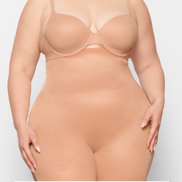 NWT SKIMS Barely There Mid Thigh Short - Picture 2 of 8